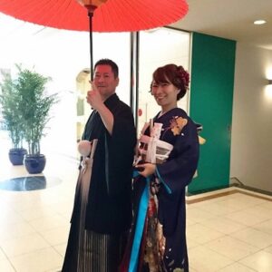 青色のリメイク振袖を着た花嫁