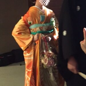 オレンジ色のリメイク振袖を着た花嫁