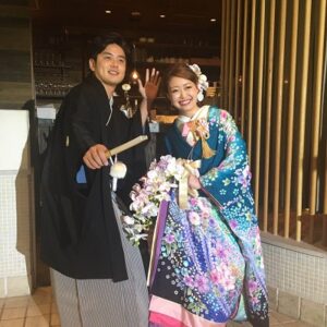 青色のリメイク振袖を着た花嫁