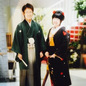 黒色のリメイク振袖を着た花嫁