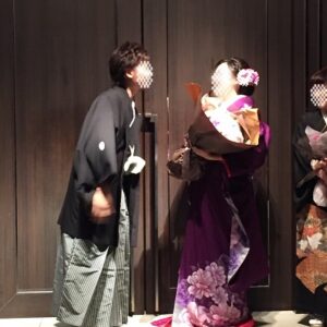 紫色のリメイク振袖を着た花嫁