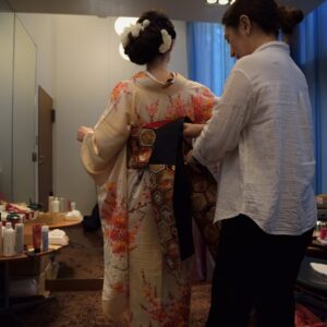 黄色のリメイク振袖を着た花嫁