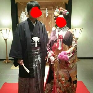 紫色のリメイク振袖を着た花嫁