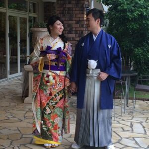 総柄のリメイク振袖を着た花嫁