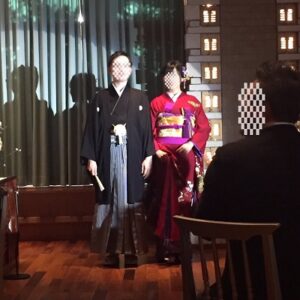 赤色のリメイク振袖を着た花嫁