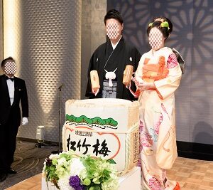 クリーム色のリメイク振袖を着た花嫁