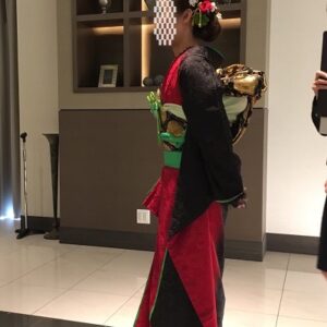 赤色のリメイク振袖を着た花嫁
