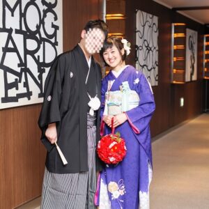 青色のリメイク振袖を着た花嫁