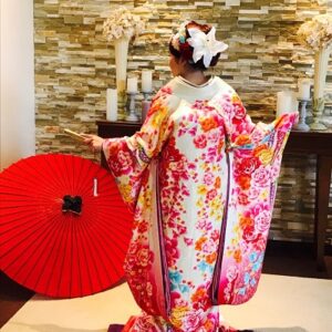 白色のリメイク振袖を着た花嫁