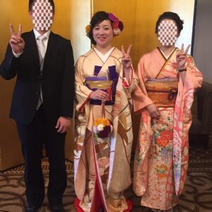 総柄のリメイク振袖を着た花嫁