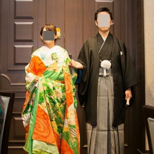 緑色のリメイク振袖を着た花嫁