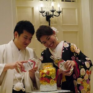 黒色のリメイク振袖を着た花嫁