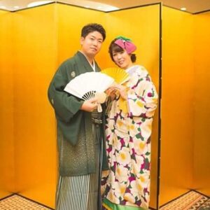 総柄のリメイク振袖を着た花嫁