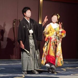 黄色のリメイク振袖を着た花嫁