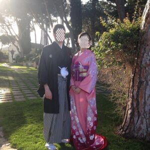 ピンク色のリメイク振袖を着た花嫁