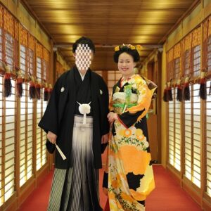 黒色のリメイク振袖を着た花嫁