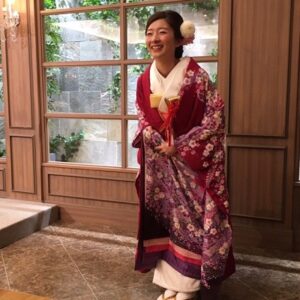 ピンク色のリメイク振袖を着た花嫁