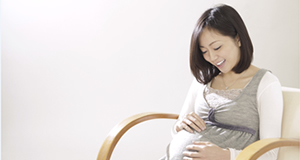 お腹をさする母