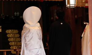 神前式を行う新郎新婦