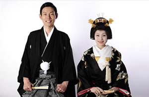 和装を着た新郎新婦