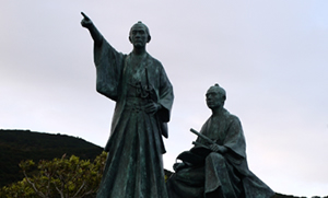 点を指さす武士の像