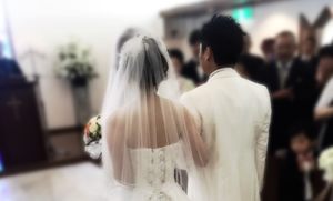 ヴァージンロードを歩く新郎新婦