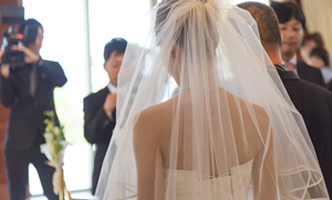 ヴァージンロードを歩く新婦と父親