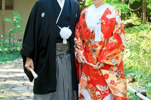 和装姿の新郎新婦