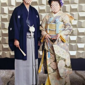 総柄のリメイク振袖を着た花嫁