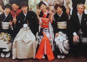 青色のリメイク振袖を着た花嫁