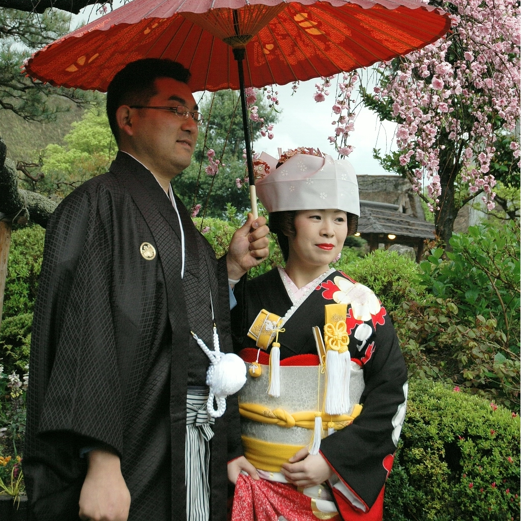 引き振袖を着た花嫁