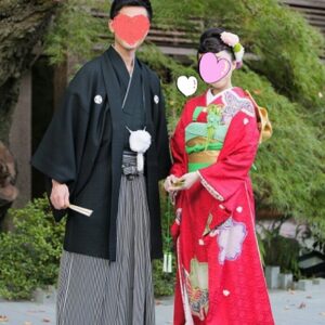 赤色のリメイク振袖を着た花嫁