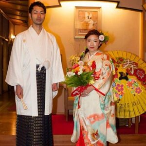 白色のリメイク振袖を着た花嫁