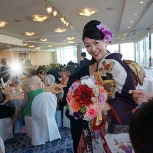 黒色のリメイク振袖を着た花嫁