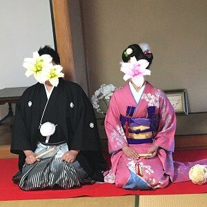 桃色のリメイク振袖を着た花嫁