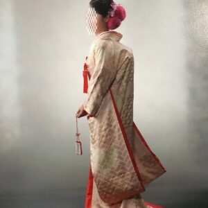 桃色のリメイク振袖を着た花嫁