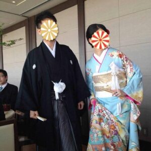 緑色のリメイク振袖を着た花嫁