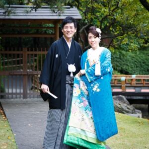 青色のリメイク振袖を着た花嫁