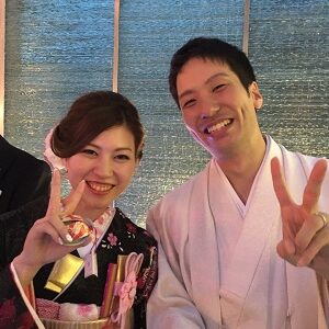 黒色のリメイク振袖を着た花嫁