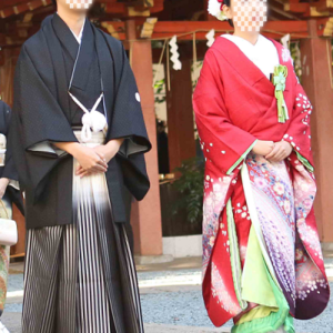 赤色のリメイク振袖を着た花嫁