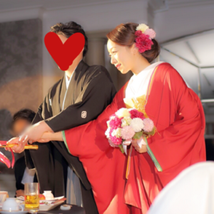 赤色のリメイク振袖を着た花嫁