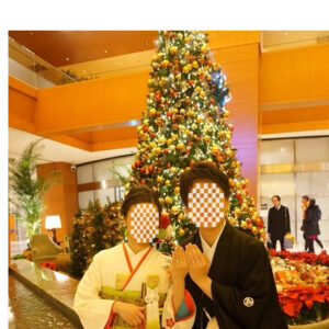 クリーム色のリメイク振袖を着た花嫁