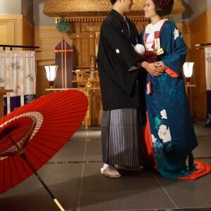 青色のリメイク振袖を着た花嫁