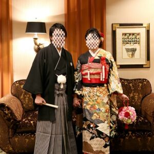 黒色のリメイク振袖を着た花嫁