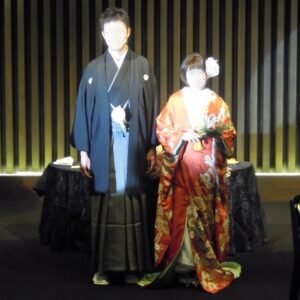 赤色のリメイク振袖を着た花嫁