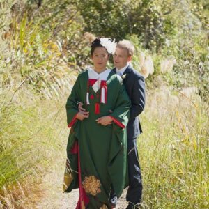 緑色のリメイク振袖を着た花嫁