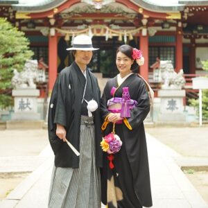 黒色のリメイク振袖を着た花嫁