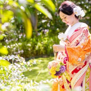 橙色のリメイク振袖を着た花嫁