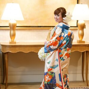 青色のリメイク振袖を着た花嫁