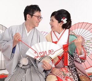 白色のリメイク振袖を着た花嫁